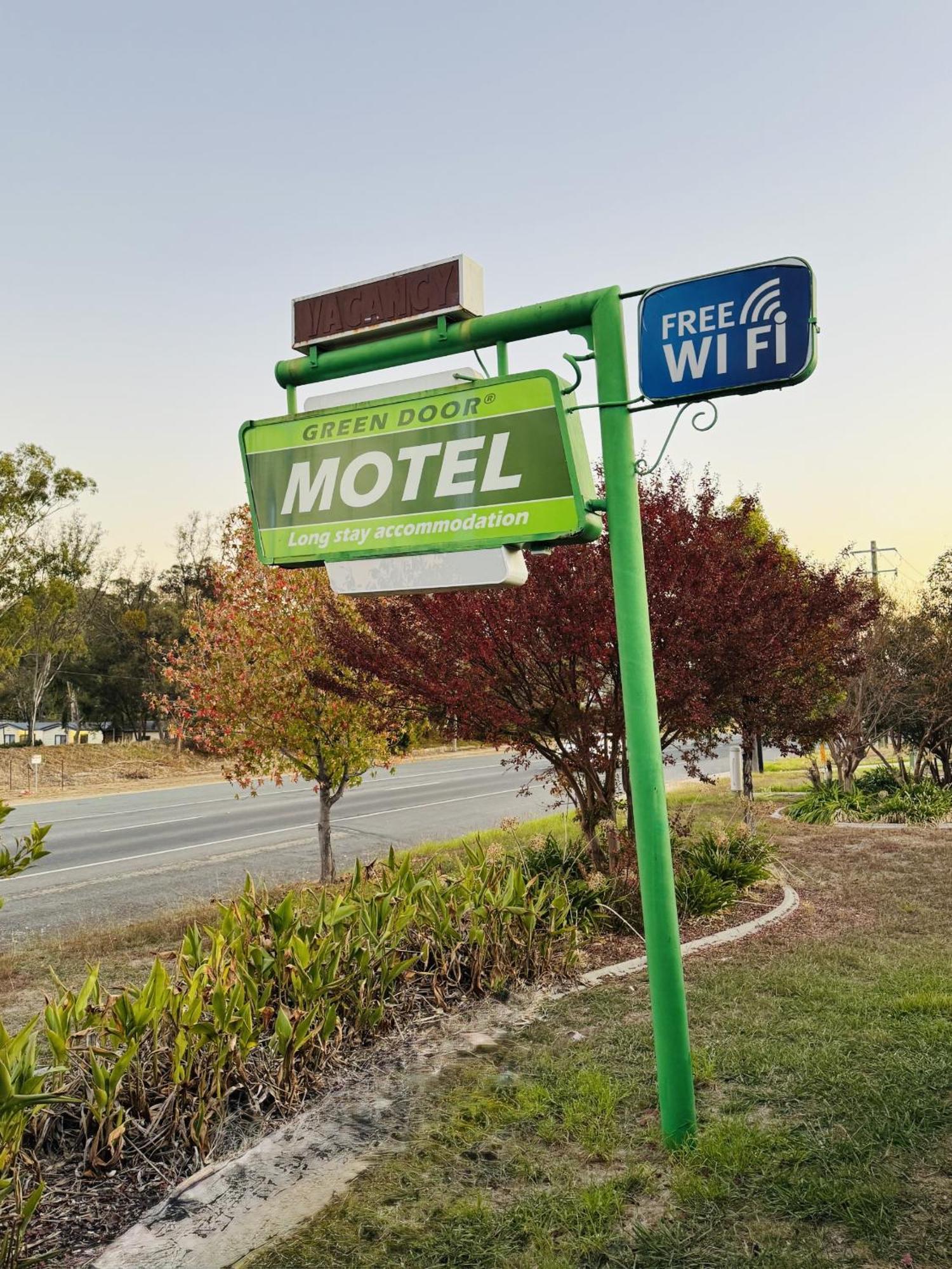 Green Door Motel Lavington Bagian luar foto